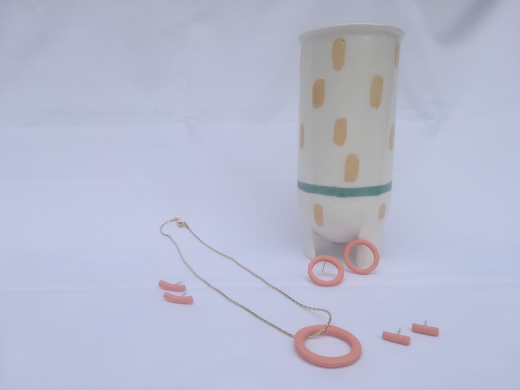 https://www.etsy.com/es/listing/799689049/pendientes-circulo-coleccion-totes?ref=shop_home_active_3